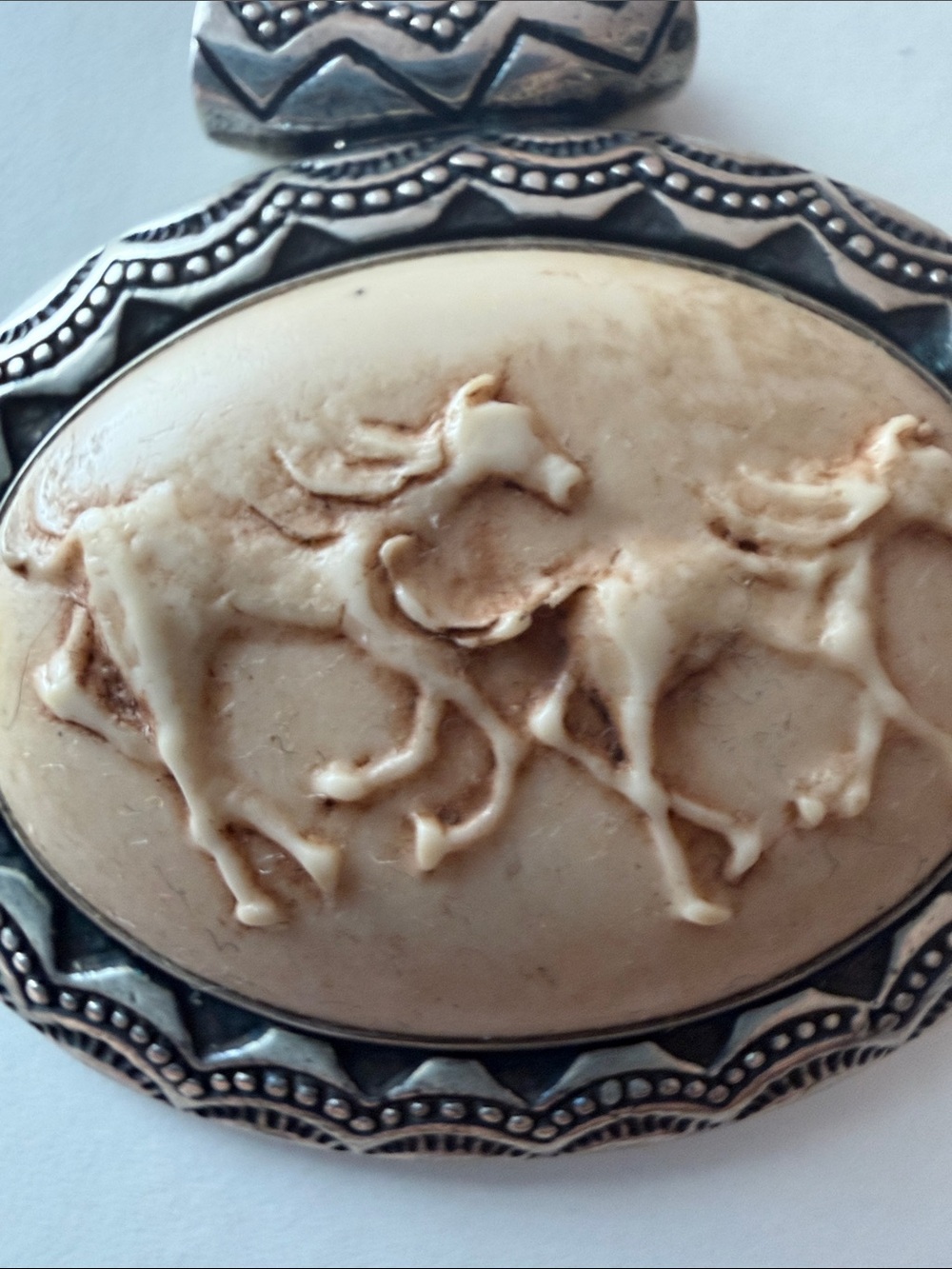 Vintage Horse Cameo Pendant in Silver-Tone - Picture 3 of 3